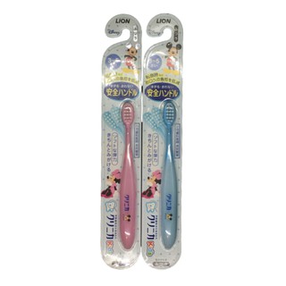 แปรงสีฟันเด็กอายุ 3-5 ปี ของ Lion Clinica Kids Toothbrush รุ่นที่ได้รางวัลการออกแบบคอแปรงโค้งได้ตามแรง และมีขนแปรงนุ่ม