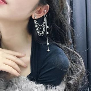 ต่างหูหนีบไข่มุกแบบห้อยโซ่หลายเลเยอร์ • Layered Pearl Chain Ear cuff