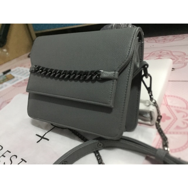 กระเป๋า cross body จาก แบรนด์ bester