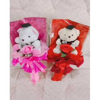 พร้อมส่ง  ช่อดอกไม้ ตุ๊กตาหมี  สีแดง และ สีชมพู น่ารักๆ เหมาะสำหรับวันสำคัญต่างๆ ขนาด สูง 50 ซม. กว้าง 28 ซม.