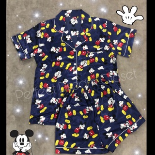 ชุดนอนแขนสั้น+ขาสั้น ลาย mickey mouse ตัวนี้น่ารักมาก  เสื้อด้านหน้า มีกระเป๋า ผ้าซาติน เนื้อดี ใส่สบายมาก