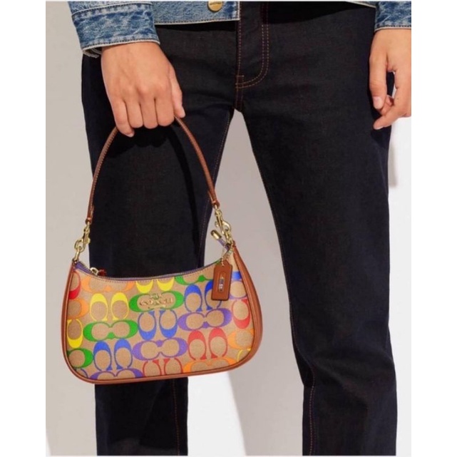 💓🥳NEW COACH Teri Shoulder Bag In Rainbow Signature Canvasสายสั้นสะพายไหล่ถอดได้📌รอเช็คสต๊อกก่อน