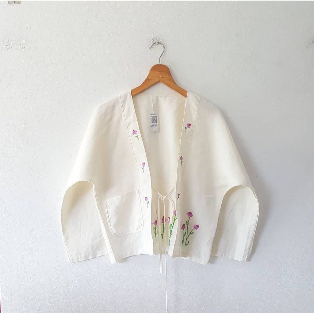 เสื้อคลุมลินินแท้ ปักมือ Handmade ลายดอกไม้ จากช่างฝีมือชาวเชียงใหม่เจ้า