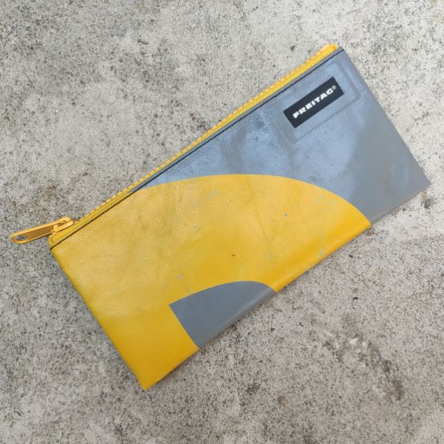 กระเป๋าใส่ของขนาดเล็ก Freitag
รุ่น F06 SERENA ผ้าใบสีเทา สกรีนสีเหลือง ซิปสีเหลือง มือ 1