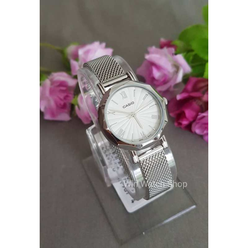 นาฬิกา Casio รุ่น LTP-E411M-7A นาฬิกาผู้หญิงสายแสตนเลสแบบถักสีเงิน หน้าปัดขาว ของแท้ 100% รับประกันสินค้า 1 ปีเต็ม