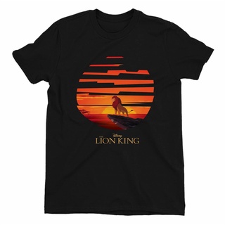 เสื้ เสื้อยืด พิมพ์ลาย The Lion King Mufasa Sunset สีดํา สําหรับผู้ชายS-5XL