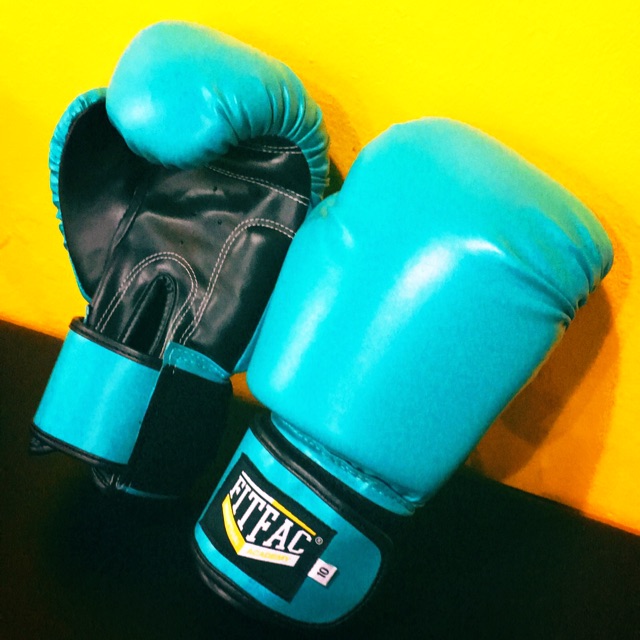 นวมชกมวย ยี่ห้อ FitFac สีเขียวน้ำทะเล size 10 oz. สภาพดีมาก ใช้ไปแค่ครั้งเดียวเนื่องจากหลวมไปเปลี่ยน