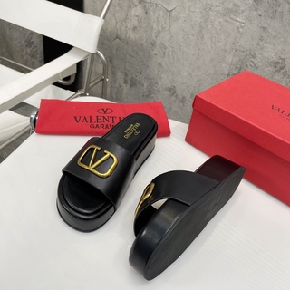 %【คุณภาพสูง】Valentinoรองเท้าแตะหนังแกะส้นหนา5.5ซม.ใส่สบายสีดําแฟชั่นสําหรับผู้หญิง