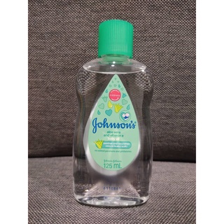 JOHNSON S Oil Aloe Vera &amp; Vitamin E baby oil 125 ml. จอห์นสัน เบบี้ออยล์ สูตรผสมอโลเวร่าและวิตามินอี ออยบำรุงผิว