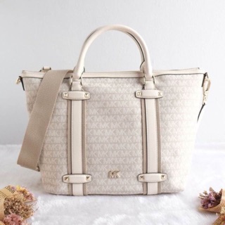 Michael kors griffin large logo jacquard satchel สีครีม ลาย MK สวยเรียบหรูสุดๆ ใบใหญ่จุของได้สบาย ใบนี้งานชอป มีถุงผ้า