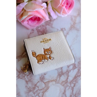 กระเป๋าสตางค์ใบสั้น Coach Snap Wallet In Signature Canvas With Dancing Kitten Print