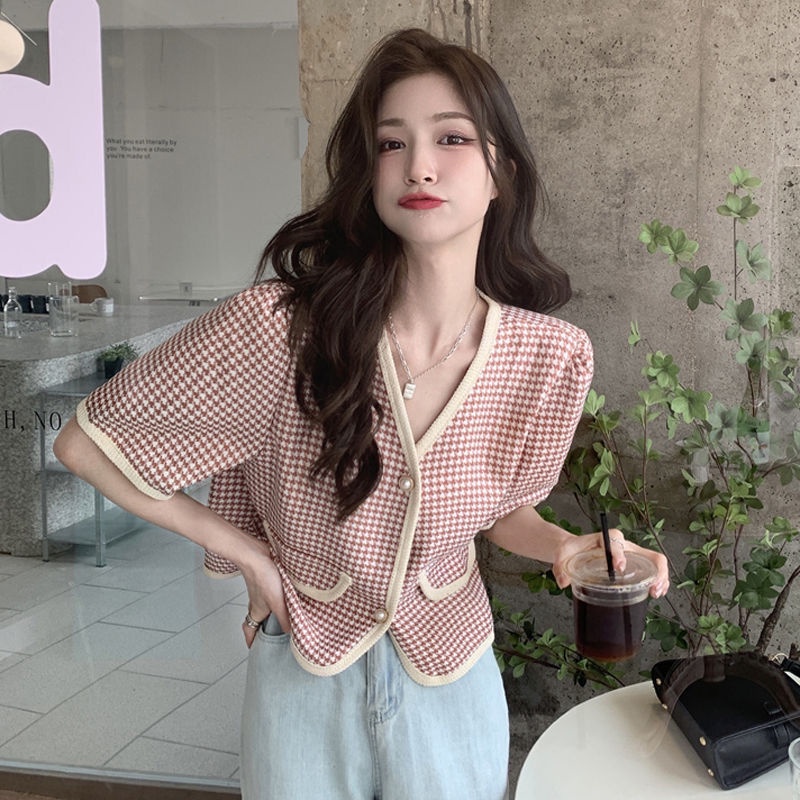 พร้อมส่งจากไทย เสื้อเชิ้ตลายสก๊อตสีแดง สไตล์วิทยาลัย เสื้อแขนสั้นผู้หญิงคอวี แฟชั่นฤดูร้อน เสื้อผ้าแฟชั่นเกาหลี