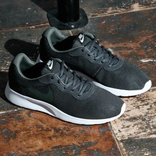 Nike Tanjun Black Swosh รองเท้ากีฬาแฟชั่นสีดํา/สีเขียว