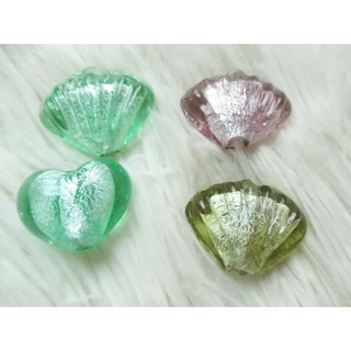 จี้แก้ว ลูกปัดแก้ว  ลูกปัดรูปหอย foil glass bead มีรูเจาะ จำนวน 3 ชิ้นและหัวใจอีก 1 ชิ้น DIY เครื่องประดับต่าง ๆ