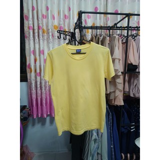 เสื้อยืดสีเหลือง มือ2