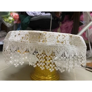 ผ้ารองพานลูกไม้สีขาว ใช้ทำเป็นผ้ารองสินสอดได้ หรือทำเป็นรองพานสินสอด สามารถทำเป็นผ้ารองพานขันโตกก็ได้