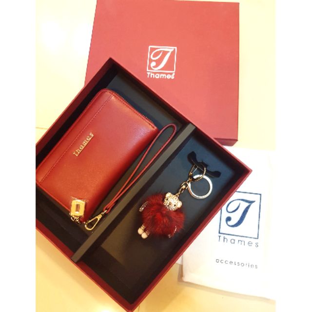 กระเป๋าสตางค์ Thames สีแดงสวยพร้อมพวงกุญแจในกล่องสุดหรู