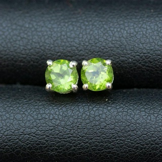 ต่างหูพลอยเพอริดอท (Peridot) พลอยหายาก ตัวเรือนเงินแท้ 92.5 % ชุบทองคำขาว หนัก 1.01 กะรัต ทรงไข่ พลอยแท้จากประเทศพม่า