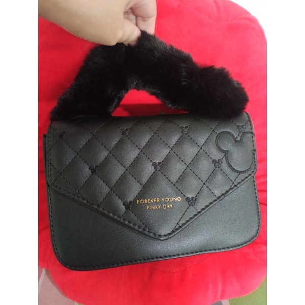 กระเป๋าสะพายข้างสีดำPNK