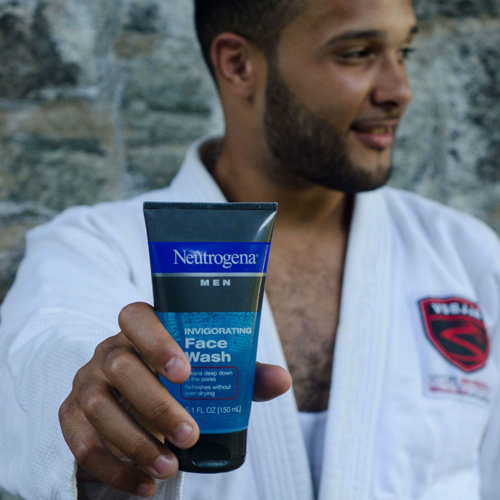 neutrogena invigorating face wash