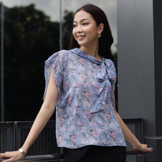 Jousse Blouse เสื้อชีฟองลายดอกไม้สีฟ้า ดีเทลผูกโบว์ (JT6FDB) เสื้อ เสื้อผ้าผญสวยๆ เสื้อแฟชั่น เสื้อแฟชั่นผญ เสื้อผู้หญิง