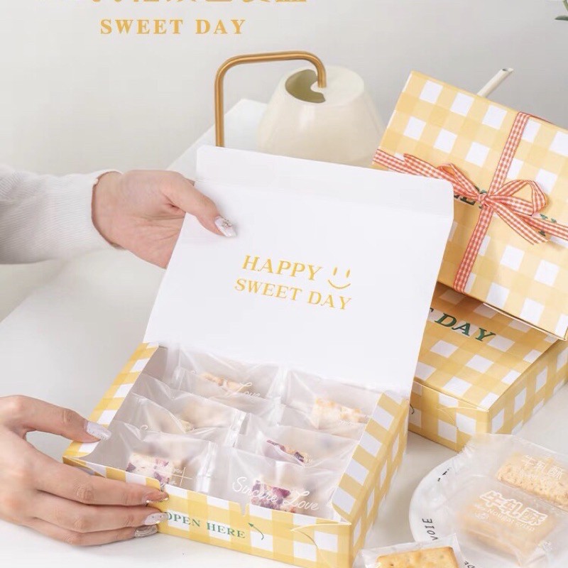 พร้อมส่ง🍪 กล่องกระดาษ sweet day สีเหลืองน่ารัก  กล่องคุ้กกี้ ใส่ขนมเปี้ยะ กล่องน่ารัก กล่องขนมไหว้พระจันทร์ กล่องใส่เค้ก