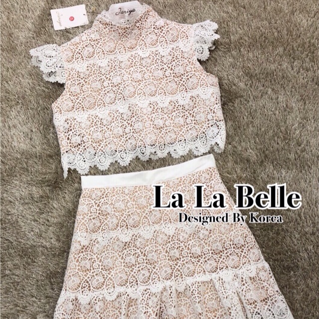 เซต2ชิ้นเสื้อคอตั้งแขนสั้นมาพร้อมกับกระโปรงเอวสูงปลายจับจีบระบาย Brand : L.B.T Teg : jariya