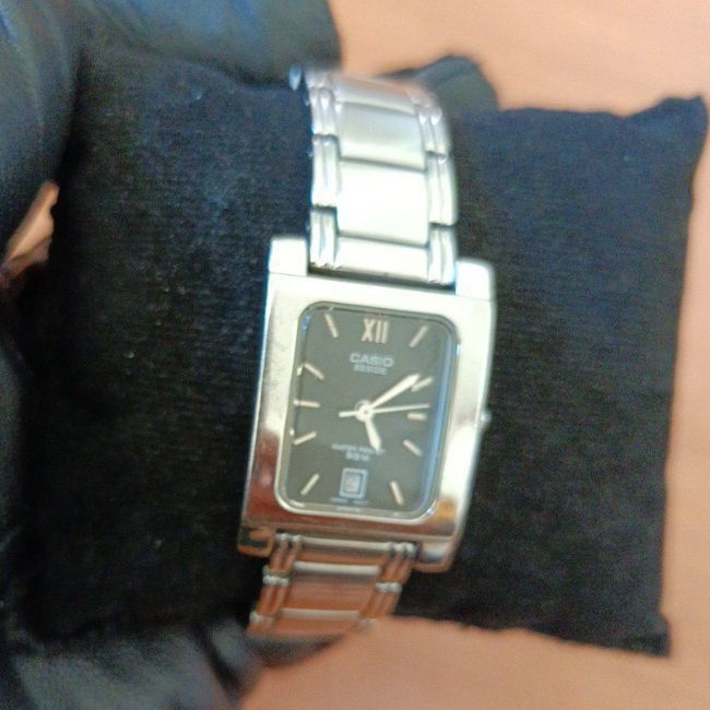 นาฬิกาแบรนด์เนม casio รุ่น BEL 100หน้าปัดสีดำช่องวันที่ ตัวเรือนสีเงิน สายสแตนเลสสีเงินของแท้มือสองสภาพใหม่