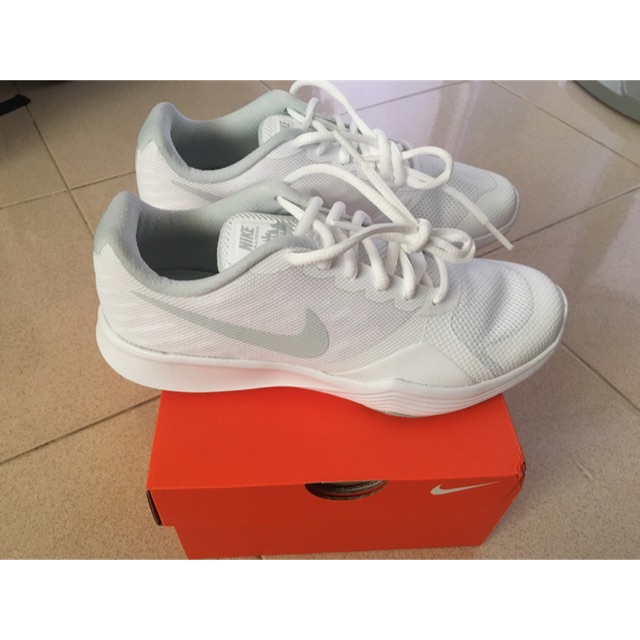 รองเท้าผ้าใบ Nike City