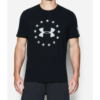 เสื้อยืดพิมพ์ลายกราฟฟิคโลโก้ Under Armour Freedom สําหรับผู้ชาย