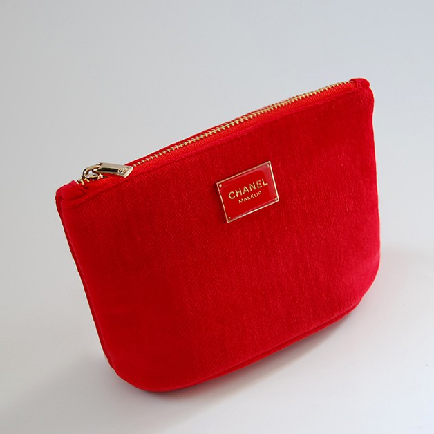 CHANEL Beaute VIP Gift กระเป๋าเครื่องสำอางค์ ขนนุ่ม สีแดง จาก เคาท์เตอร์ CHANEL Beaute