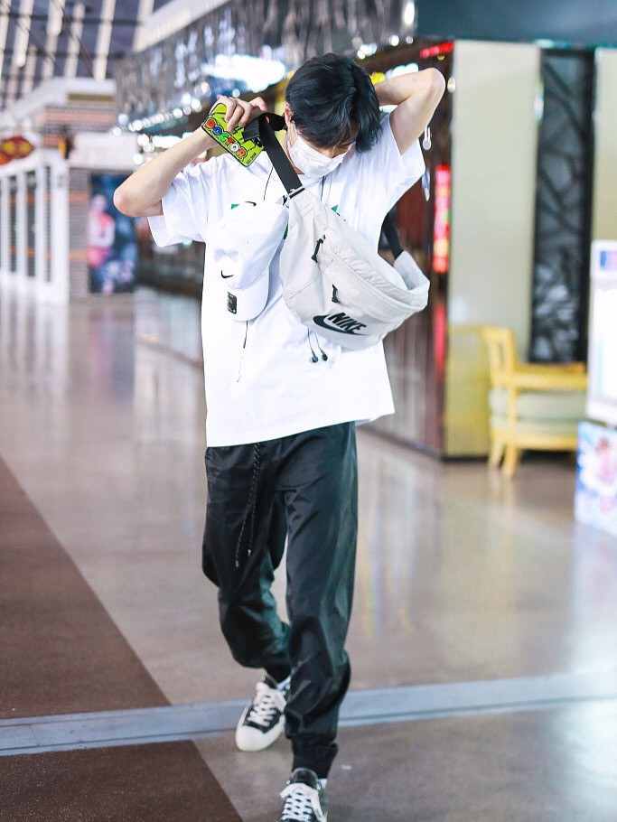 NIKE กระเป๋าสะพายไนกี้ชาย Wang Yibo สไตล์เดียวกันความจุขนาดใหญ่กระเป๋า