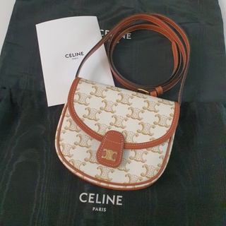 🌟 New Celine Triomphe mini Besace white รุ่นนี้สวยเก๋มาก  ใช้ได้หลายสไตล์การแต่งตัว 😊 (ราคารูดบัตรผ่อน 0% ไม่รวมชารจ์)