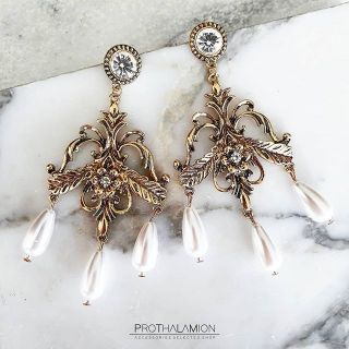 Vintage Brass Earring with Pearl and Diamond : ต่างหู ตุ้มหู วินเทจ สี ทองเหลือง ประดับ มุก และ เพชร