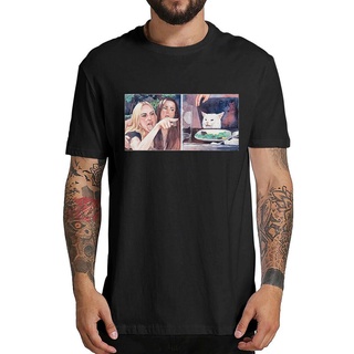 เสื้อยืด - เสื้อยืดผู้ชายปี 2022 ตลกน่าเกลียดโกรธตะโกนใส่แมวสับสนที่โต๊ะอาหารค่ําผ้าฝ้าย O-nec คอกล