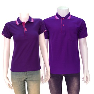 เสื้อโปโลสีม่วง ปกขลิบม่วงอ่อน เนื้อผ้านุ่ม สวมใส่สบาย ซึ่งเป็นเสื้อโปโลชาย มีกระเป๋าที่หน้าอก แบบหญิง เป็นทรงเข้ารูป