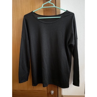 เสื้อยืดสีดำ มือสอง ผ้าถัก กลิตเตอร์เบาๆ ควรมีค่ะ ใส่ได้หลายโอกาส