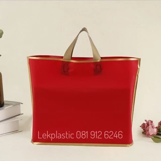 ถุงหูเทปสีพื้นขอบสีทองหูสีทองขนาดกว้าง35สูง30ซม.ฐาน6ซม.มี50ใบต่อแพ็ค (S)