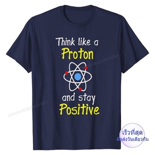 เสื้อยืด ผ้าฝ้าย พิมพ์ลาย Think Like A Proton And Stay Positive Science Teacher สําหรับผู้ชาย