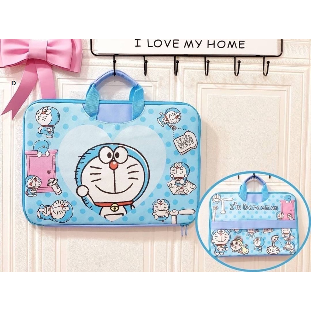 DOREMON SK กระเป๋าโน๊ตบุ๊ค กระเป๋าNOTEBOOK งานหนังPU บุนื่ม มีช่่องแบ่งหลายช่อง ขนาด 43x31cm ขนาด15.