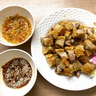 หมูกรอบ อบ ไม่มีไขมันทรานส์ เนื้อนุ่ม หนังกรอบ by หมูกรอบ SNOOK (ขนาด 200g)