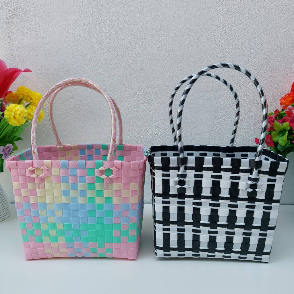 กระเป๋าสานเส้นพลาสติก ทรงถือ  Black&White กว้าง13ยาว22สูง18.5 CMขอบปาก