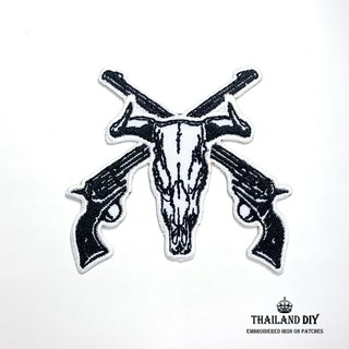 ตัวรีดติดเสื้อ ลาย กะโหลกควาย งานปัก คาวบอย ปืนคู่ Buffalo Skull Cowboy wop Patch DIY ตัวรีด อารม์ ติดเสื้อ นักเลง ปืน