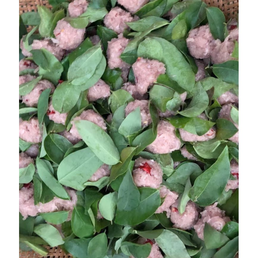 แหนม  แหนมพันธ์ทิพย์ ตราพันธ์ทิพย์ จ.นครพนม เป็นหมู ใส่ใบยอ ทำเป็นพวง สินค้าเด่น พร้อมส่งทุกวัน จากไทย - รูปที่ 3