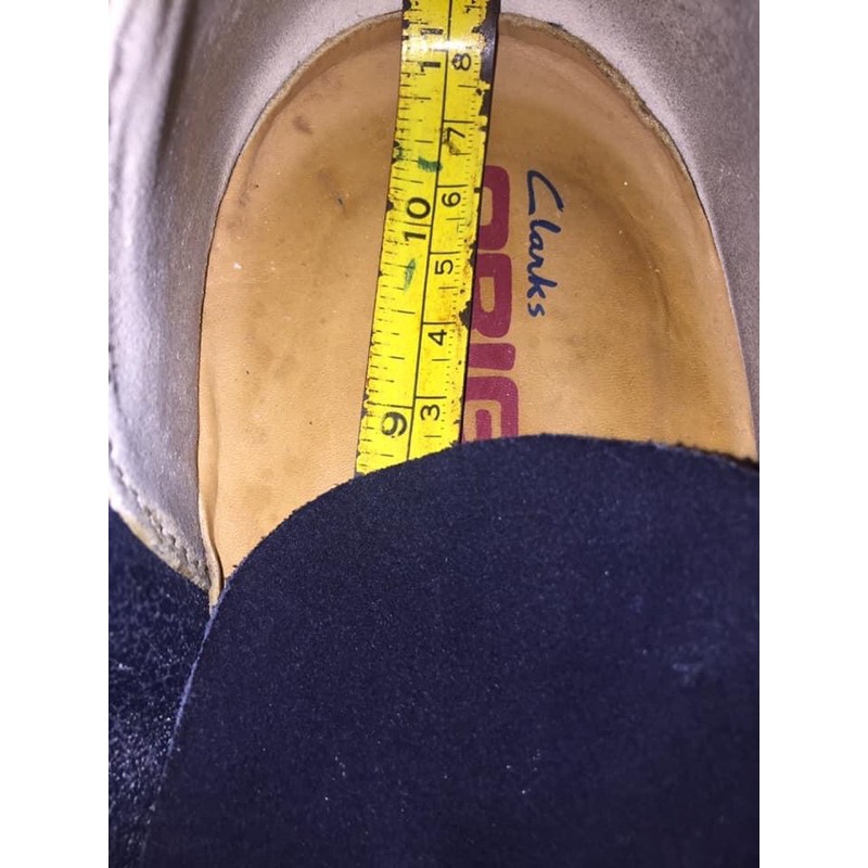 รองเท้าหนังหนังกลับ clarks