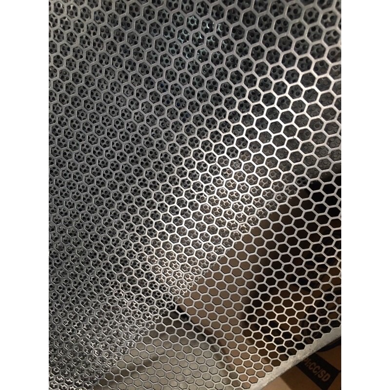 ตะแกรงเหล็ก รูหกเหลี่ยม 6มม หนา0.7มม ยกม้วน ขนาด120*240cm รังผึ้ง หน้าตู้ลำโพง DIY ไส้ท่อมอไซค์ เครื