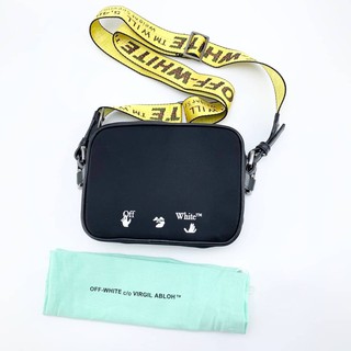 OFF-WHITE OW LOGO BASIC PRINT CROSSBODY BAG IN BLACK กระเป๋าสะพายข้าง แฟชั่น แบรนด์เนม ออฟไวท์ สีดำ สายสะพายข้างสีเหลือง