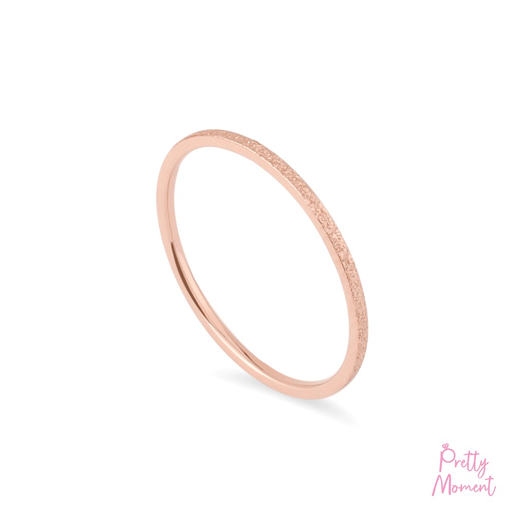 Pretty Moment แหวนสแตนเลส พ่นทราย 2 mm ระยิบระยับ สีเงิน สีพิ้งโกล ไม่บิด ไม่เบี้ยว แข็งแรง ทนทาน คงสภาพ สีเงิน ของขวัญ