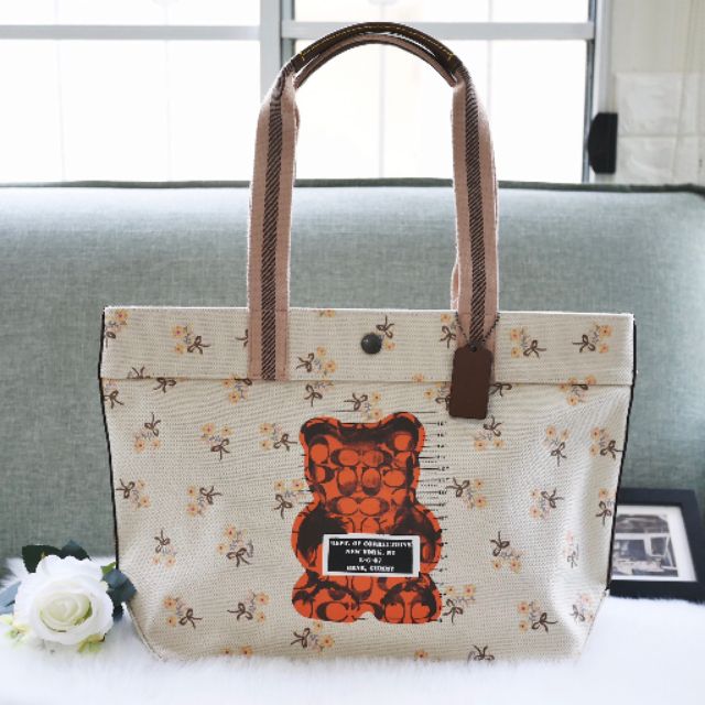 🎀 (สด-ผ่อน) กระเป๋า Tote สีขาวลายดอก รูปหมีส้ม COACH F76650 REVERSIBLE CITY TOTE IN TOTE WITH VANDAL