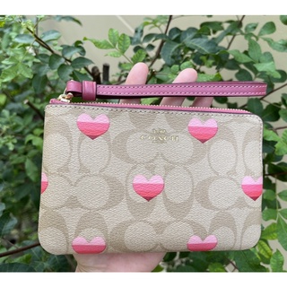 Coach คล้องมือ 1 ซิป S Corner Zip Wristlet In Signature Canvas With Stripe Heart Print แท้💯